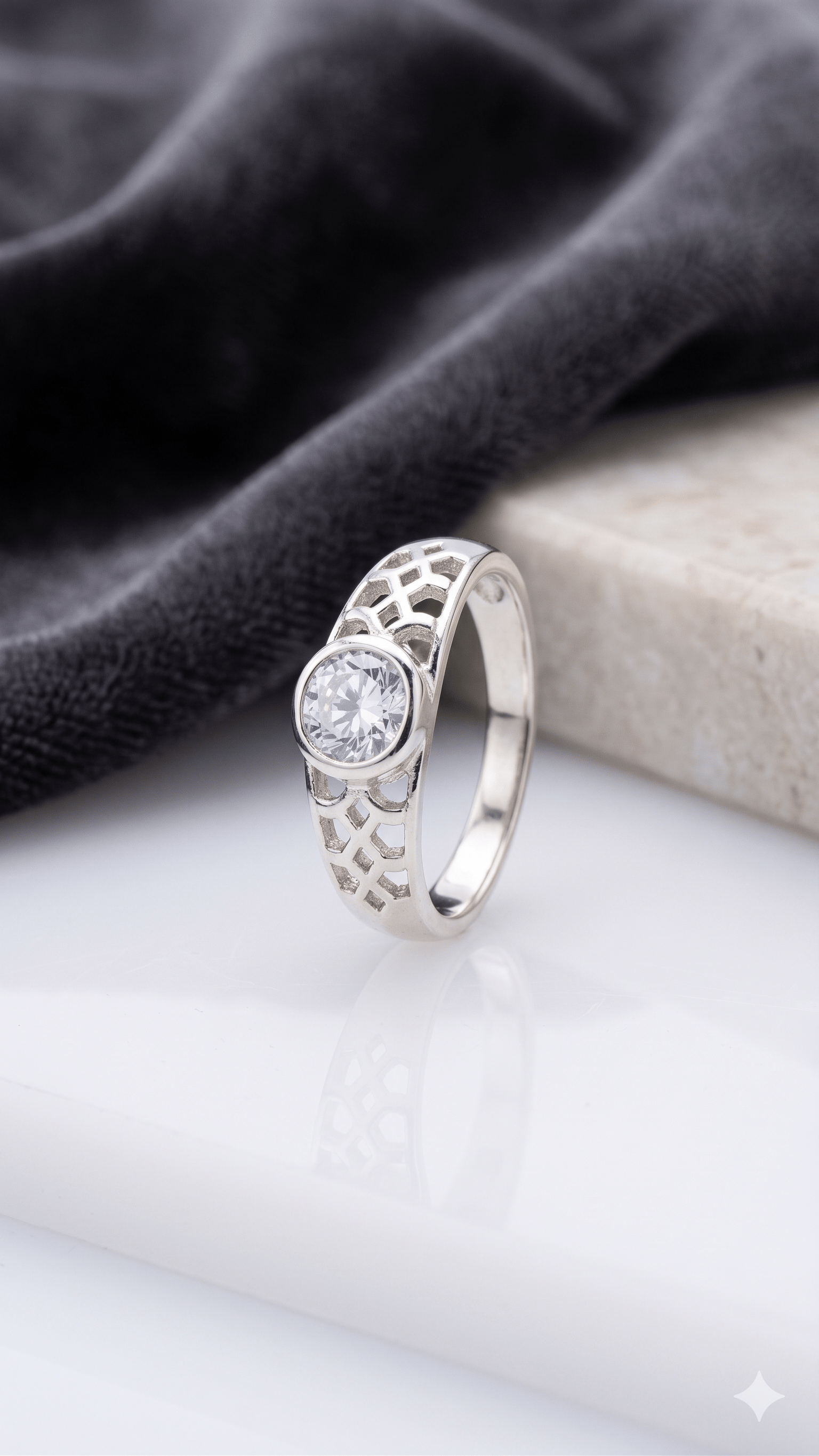 Elegant Silver-Finish Lattice Band Ring - Image 2